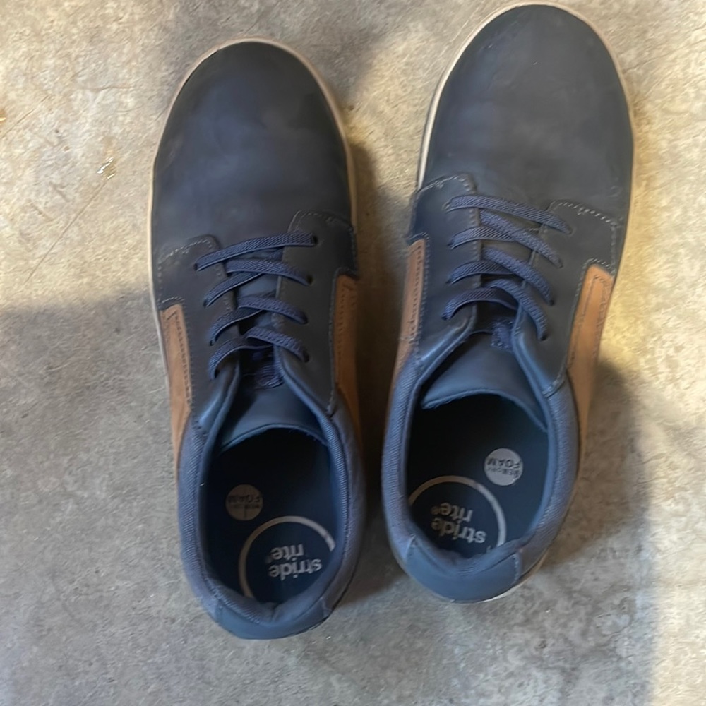Stride Rite Mick sneaker. Size 5 boys.